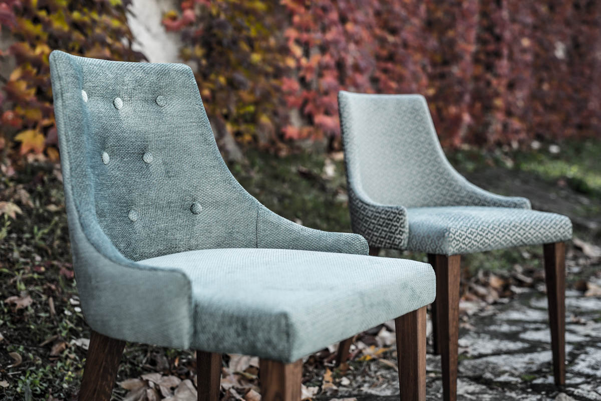 Moderna luksuzna tapacirana stolica sa drvenim nogama SOFIA button Linea Milanovic