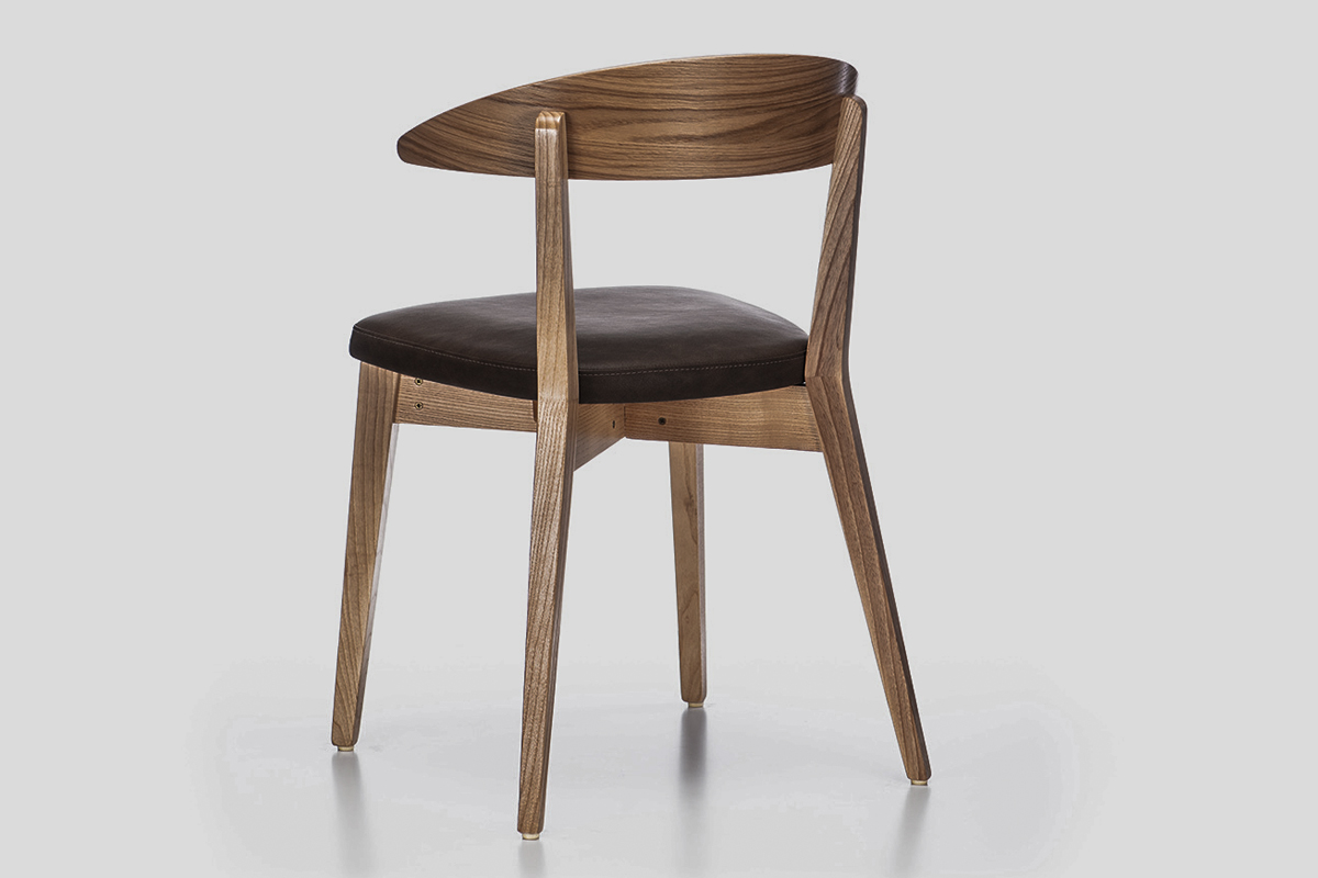 Drvena stolica modernog dizajna i kožnim sedištem Linea Milanovic Srbija