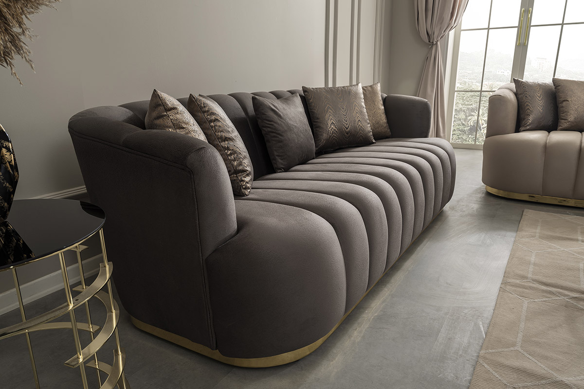 luksuzna sofa sa zlatnim detaljima
