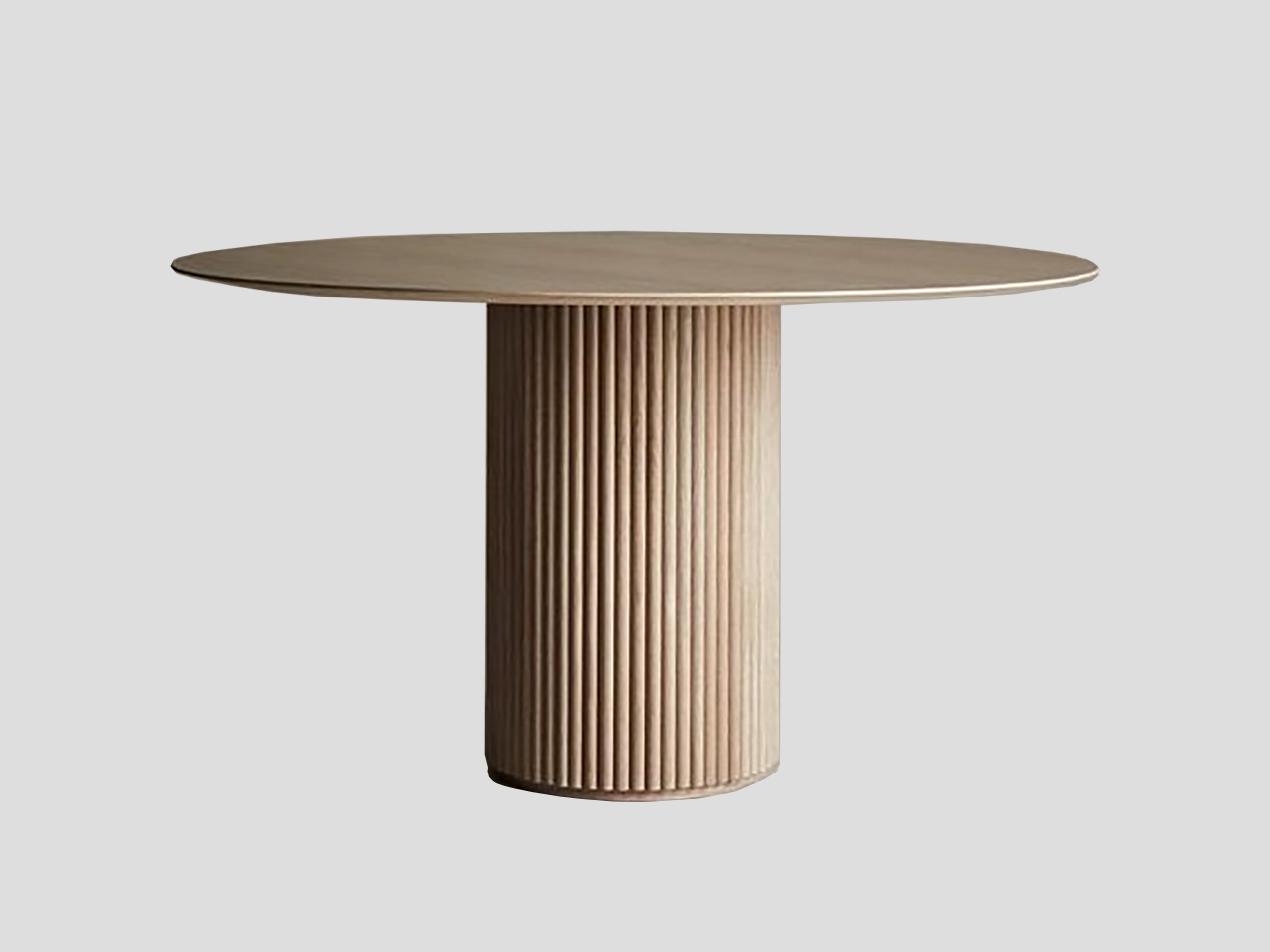 okrugli drveni trpezarijski sto