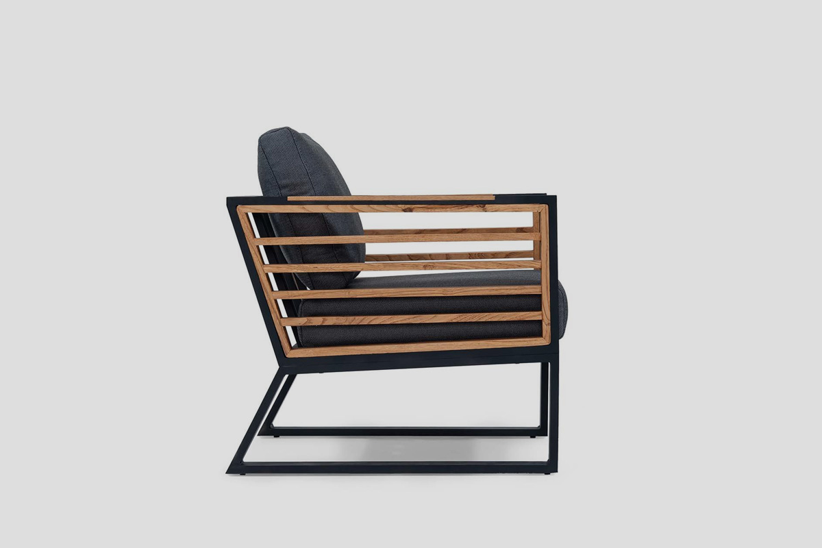 bastenska-lounge-fotelja-drveni-detalji-metalna-konstrukcija