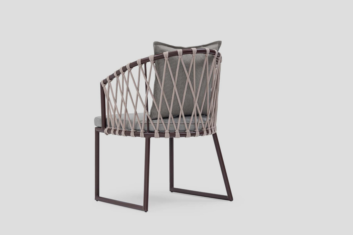 bastenska-stolica-kassiopi-mrezasti-naslon-metalna-konstrukcija